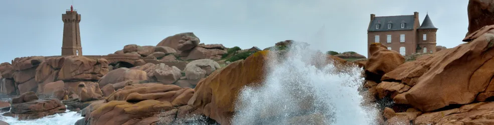 Photo Vague sur la côte de granit rose à Ploumanach