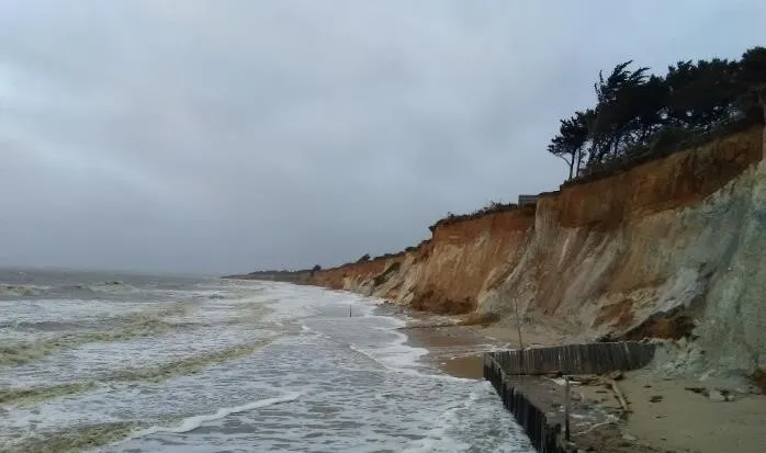 Photo érosion des falaises lors d'une tempête à Pénestin