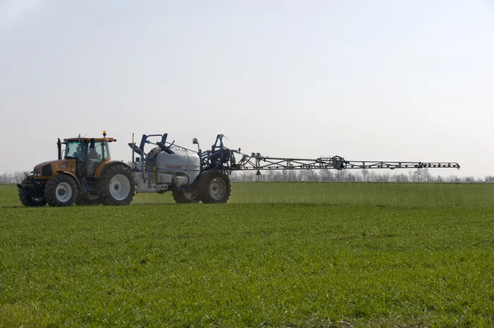 photo d'épandage d'engrais minéral